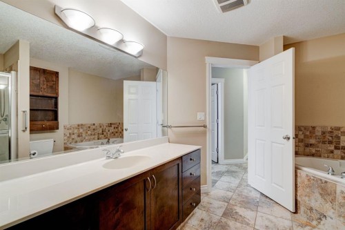 3306-24 Hemlock Crescent Sw, Calgary, AB - Indoor Photo Showing Bathroom