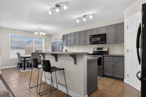 28 Elgin View Se, Calgary, AB - Indoor Photo Showing Kitchen
