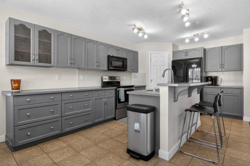 28 Elgin View Se, Calgary, AB - Indoor Photo Showing Kitchen