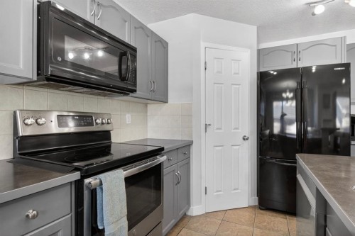 28 Elgin View Se, Calgary, AB - Indoor Photo Showing Kitchen
