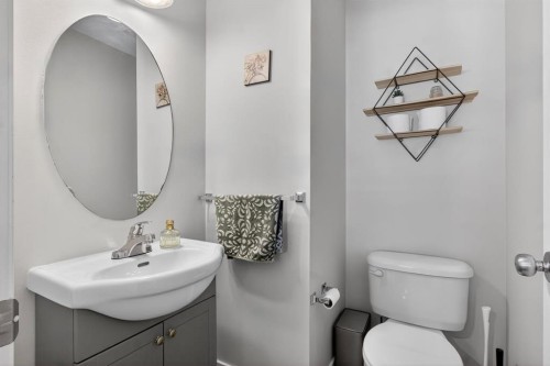 28 Elgin View Se, Calgary, AB - Indoor Photo Showing Bathroom