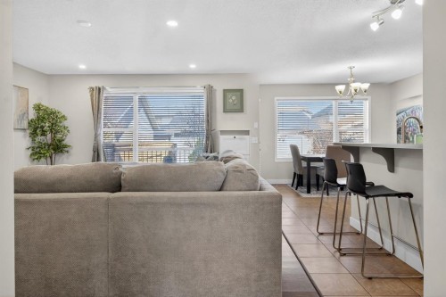 28 Elgin View Se, Calgary, AB - Indoor Photo Showing Living Room