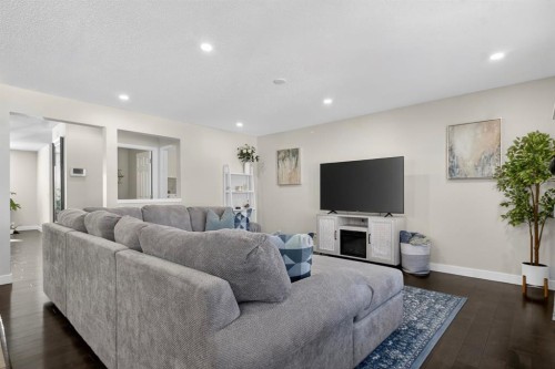 28 Elgin View Se, Calgary, AB - Indoor Photo Showing Living Room