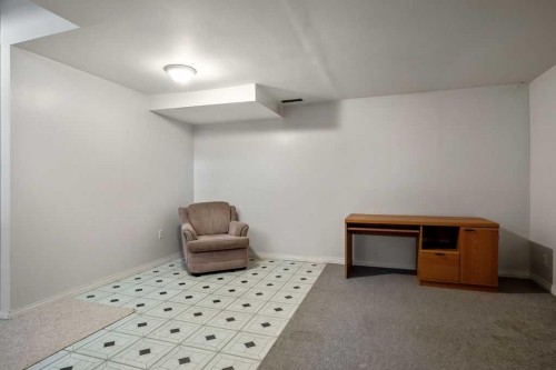 111 Deerfield Drive Se, Calgary, AB - Indoor
