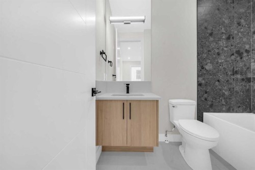8114 Bowness Road Nw, Calgary, AB - Indoor Photo Showing Bathroom