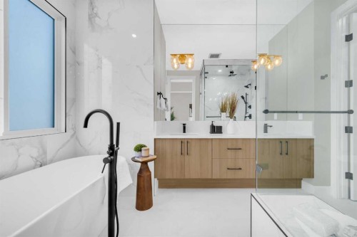 8114 Bowness Road Nw, Calgary, AB - Indoor Photo Showing Bathroom