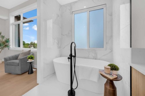 8114 Bowness Road Nw, Calgary, AB - Indoor Photo Showing Bathroom