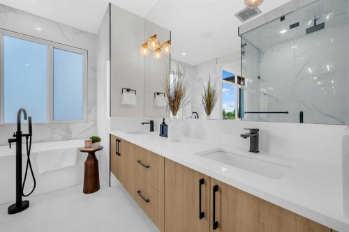 8114 Bowness Road Nw, Calgary, AB - Indoor Photo Showing Bathroom
