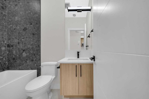 8114 Bowness Road Nw, Calgary, AB - Indoor Photo Showing Bathroom