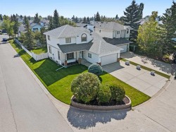 238 Hawktree Bay NW Calgary, AB T3G 2Z3