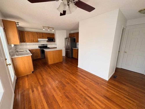 7901 Martha'S Haven Park Ne, Calgary, AB - Indoor Photo Showing Kitchen