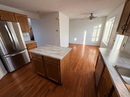 7901 Martha'S Haven Park Ne, Calgary, AB - Indoor Photo Showing Kitchen