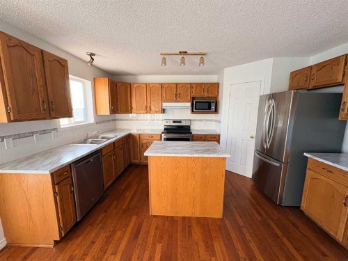 7901 Martha'S Haven Park Ne, Calgary, AB - Indoor Photo Showing Kitchen With Double Sink