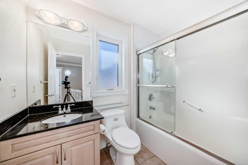 300 Hampstead Road Nw, Calgary, AB - Indoor Photo Showing Bathroom
