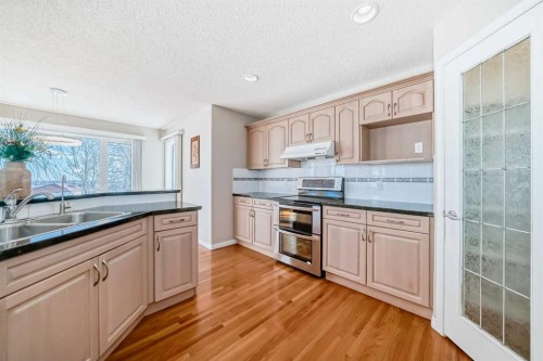 300 Hampstead Road Nw, Calgary, AB - Indoor Photo Showing Kitchen