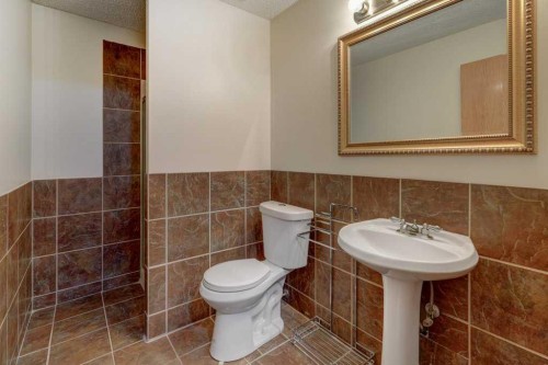 182 Harvest Creek Close Ne, Calgary, AB - Indoor Photo Showing Bathroom