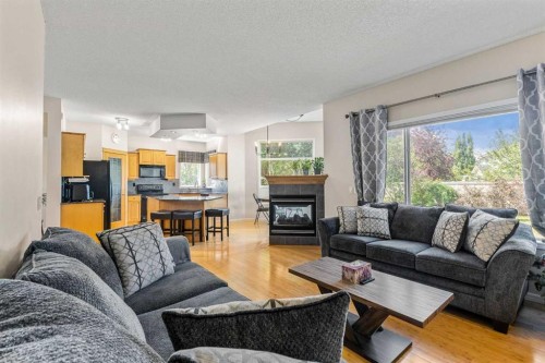 11 Simcoe Crescent Sw, Calgary, AB - Indoor Photo Showing Living Room