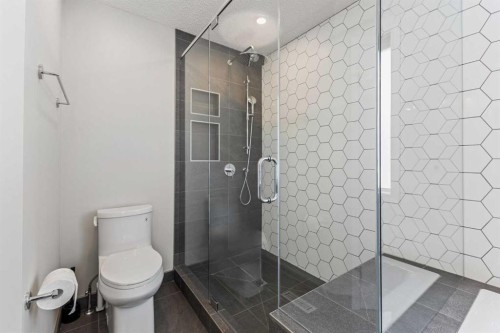 11 Simcoe Crescent Sw, Calgary, AB - Indoor Photo Showing Bathroom