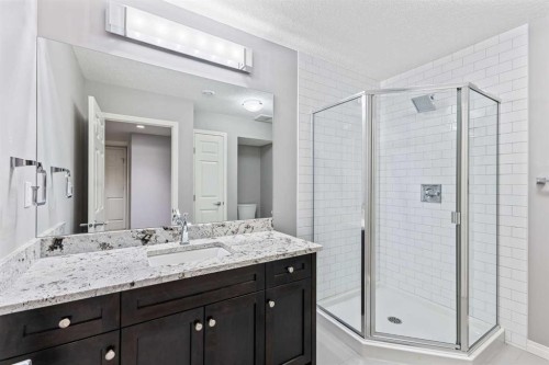 11 Simcoe Crescent Sw, Calgary, AB - Indoor Photo Showing Bathroom