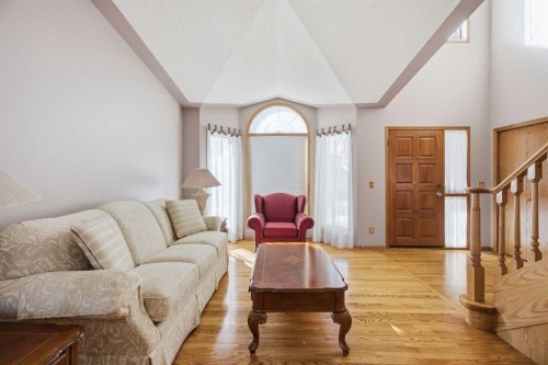 146 Hawkdale Circle Nw, Calgary, AB - Indoor Photo Showing Living Room