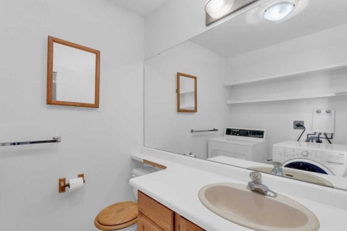 604 Strathcona Drive Sw, Calgary, AB - Indoor Photo Showing Bathroom