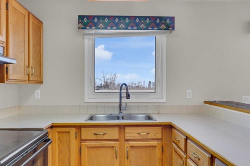 604 Strathcona Drive Sw, Calgary, AB - Indoor Photo Showing Kitchen With Double Sink