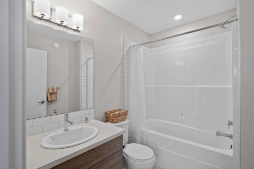 440 Nolan Hill Boulevard Nw, Calgary, AB - Indoor Photo Showing Bathroom