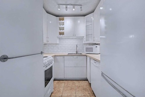 402C-5601 Dalton Drive Nw, Calgary, AB - Indoor Photo Showing Kitchen