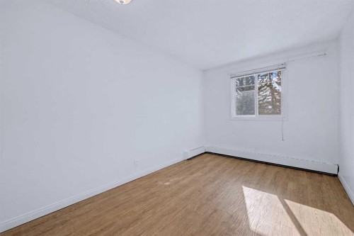 402C-5601 Dalton Drive Nw, Calgary, AB - Indoor Photo Showing Other Room