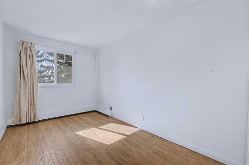 402C-5601 Dalton Drive Nw, Calgary, AB - Indoor Photo Showing Other Room