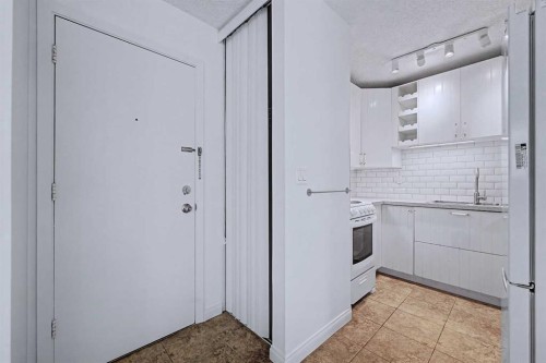 402C-5601 Dalton Drive Nw, Calgary, AB - Indoor Photo Showing Kitchen