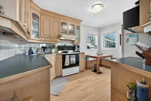 136 32 Avenue Ne, Calgary, AB - Indoor Photo Showing Kitchen