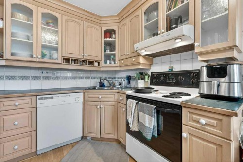 136 32 Avenue Ne, Calgary, AB - Indoor Photo Showing Kitchen