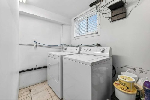 136 32 Avenue Ne, Calgary, AB - Indoor Photo Showing Laundry Room
