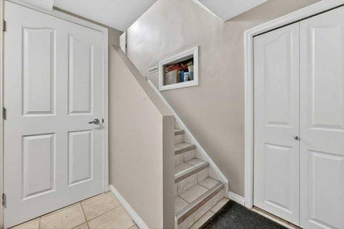 136 32 Avenue Ne, Calgary, AB - Indoor Photo Showing Other Room