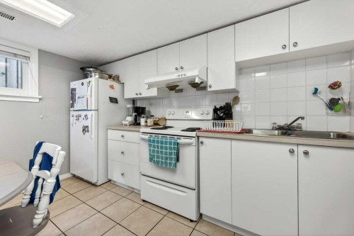 136 32 Avenue Ne, Calgary, AB - Indoor Photo Showing Kitchen With Double Sink