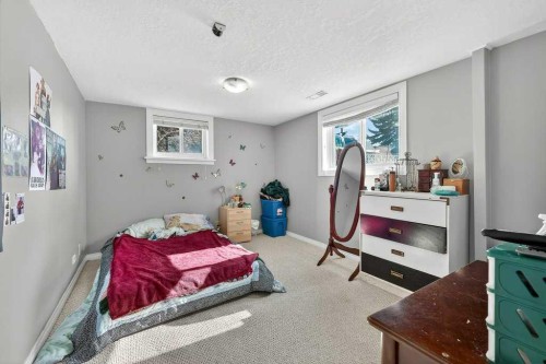 136 32 Avenue Ne, Calgary, AB - Indoor Photo Showing Bedroom