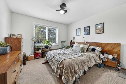 136 32 Avenue Ne, Calgary, AB - Indoor Photo Showing Bedroom