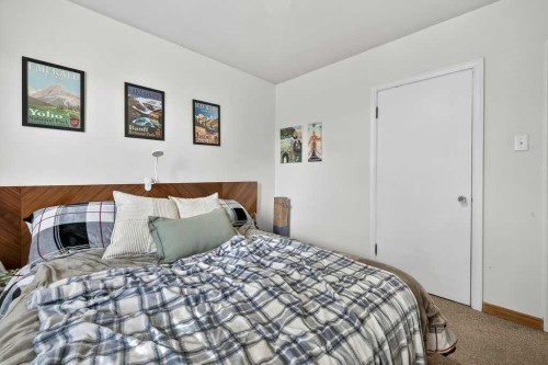 136 32 Avenue Ne, Calgary, AB - Indoor Photo Showing Bedroom