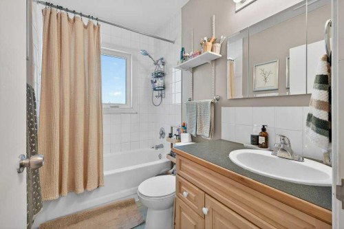 136 32 Avenue Ne, Calgary, AB - Indoor Photo Showing Bathroom
