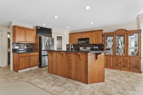 98 Cougarstone Close Sw, Calgary, AB - Indoor Photo Showing Kitchen