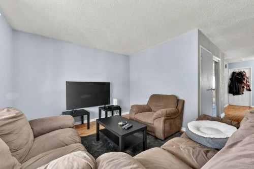 60 Bermuda Court Nw, Calgary, AB - Indoor Photo Showing Living Room