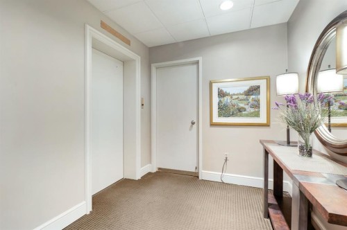 4N-222 Eagle Ridge Drive Sw, Calgary, AB - Indoor Photo Showing Other Room