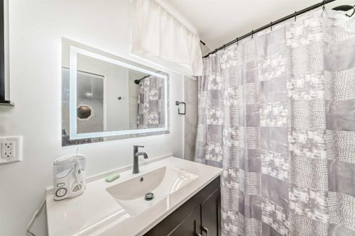 331 Bedford Place Ne, Calgary, AB - Indoor Photo Showing Bathroom
