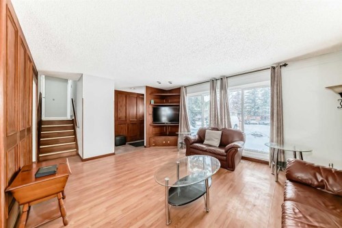 331 Bedford Place Ne, Calgary, AB - Indoor Photo Showing Living Room