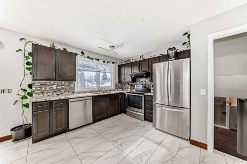 331 Bedford Place Ne, Calgary, AB - Indoor Photo Showing Kitchen