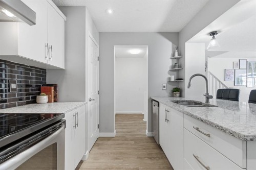 405 Windstone Grove Sw, Airdrie, AB - Indoor Photo Showing Kitchen With Double Sink
