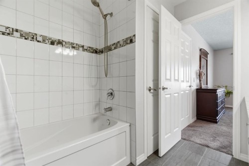 405 Windstone Grove Sw, Airdrie, AB - Indoor Photo Showing Bathroom