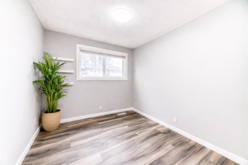 41-5520 1 Avenue Se, Calgary, AB - Indoor Photo Showing Other Room