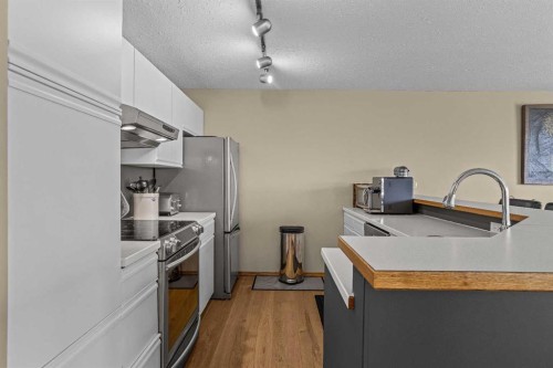 12-9 Blackrock Crescent West, Canmore, AB - Indoor Photo Showing Kitchen